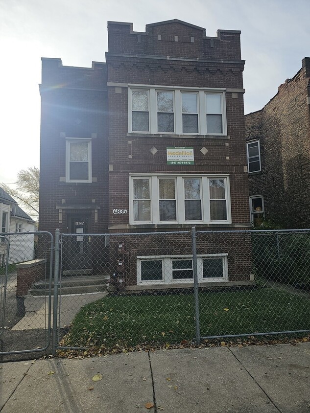 Foto principal - 4835 W Ferdinand St