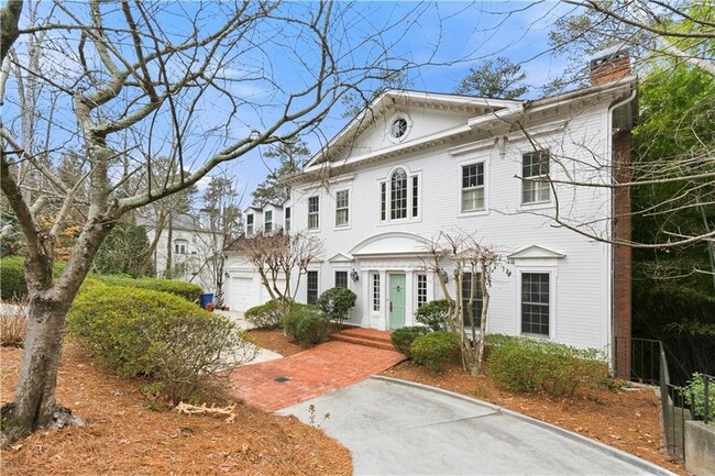 Photo - 430 W Wesley Rd NW House