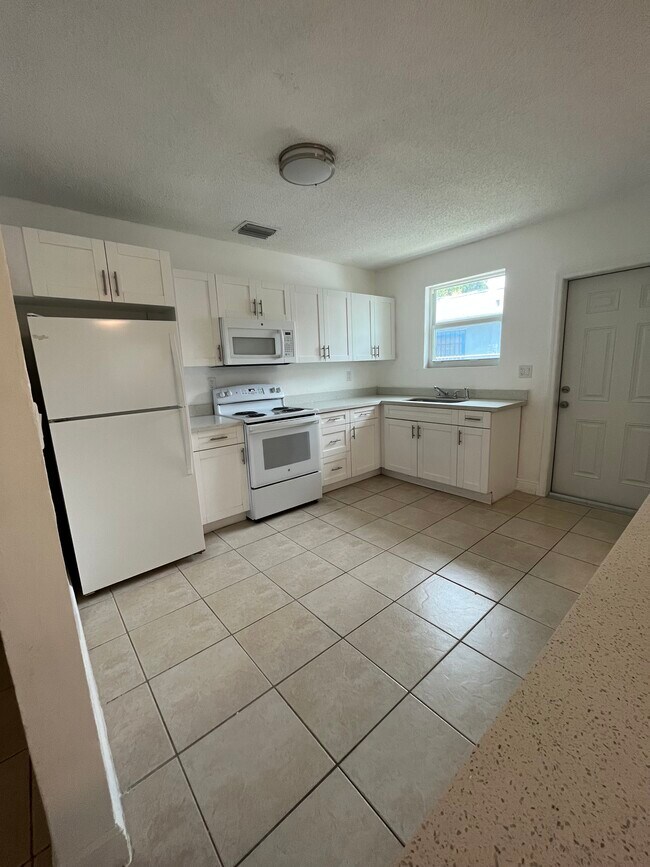 Foto del edificio - 6812 NW 2nd Ave