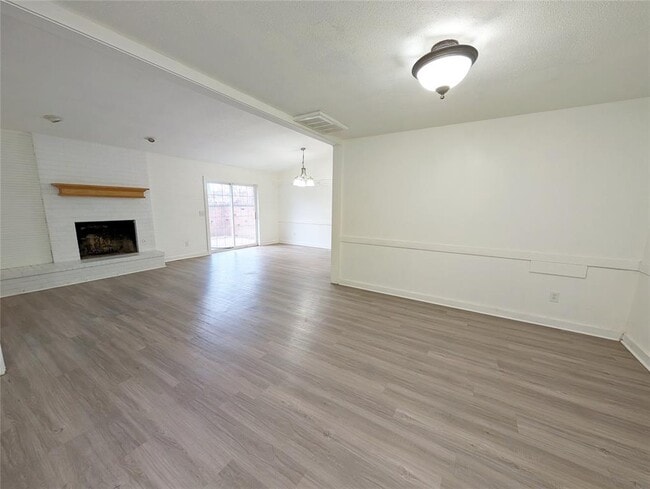 Foto del edificio - 3301 Oakbrook Dr