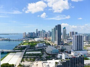 Building Photo - 1750 N Bayshore Dr