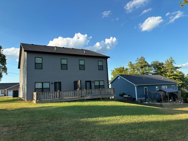 Building Photo - **LESS THAN 10 miles to Fort Knox**