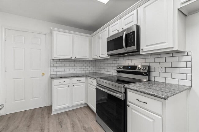 Building Photo - 122 S Walden Elms Cir