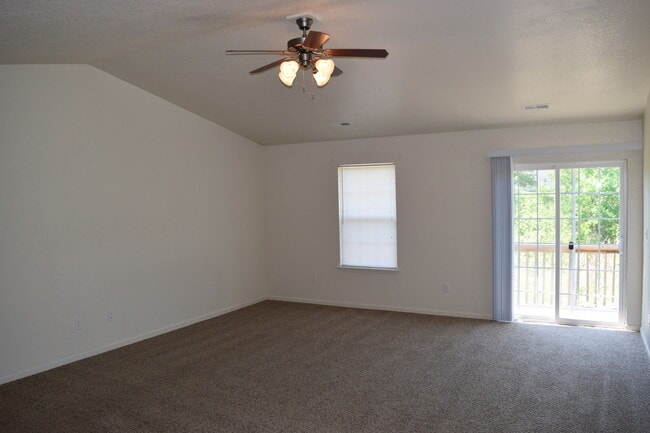 Building Photo - Beautiful 2 Bedroom, 2 Bathroom Duplex with a Garage!