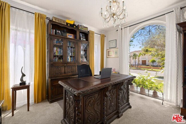 Foto del edificio - 6141 Warner Dr
