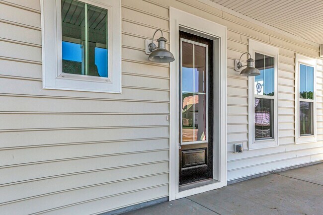 Foto del edificio - Stylish Corner Lot Home Featuring Front & ...