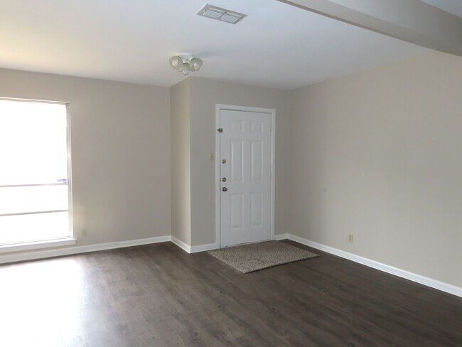 Building Photo - Spacious 3 Bedroom 2 Bathroom Home with LARGE Backyard!