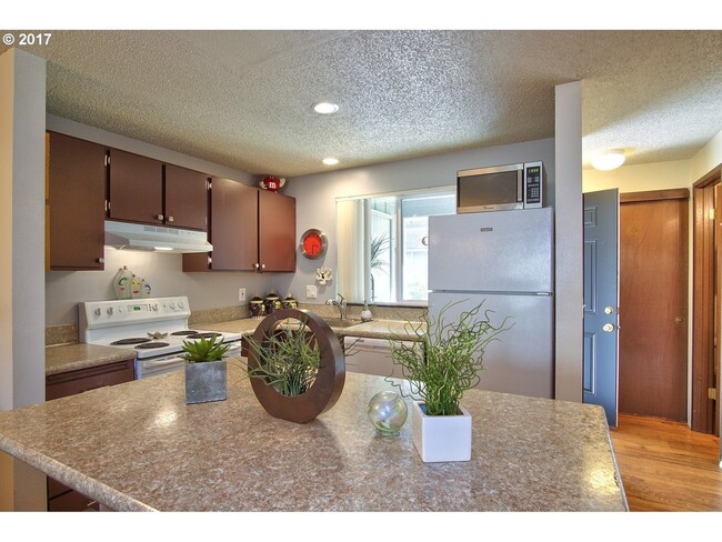 Foto del edificio - 3875 NW Chemult Pl
