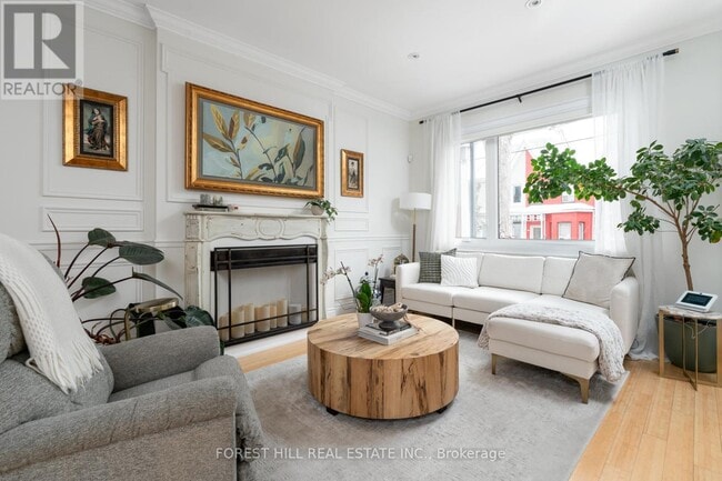 Photo du bâtiment - 698 Adelaide St W