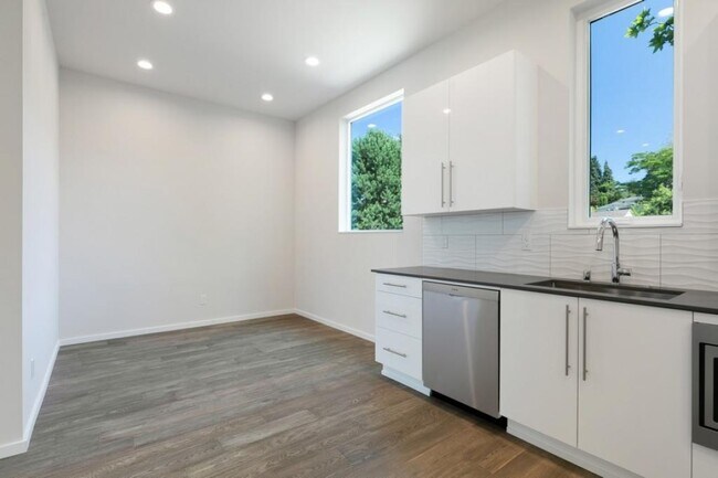 Building Photo - Greenlake 3bed 2.5 bath Light Rail adjacen...