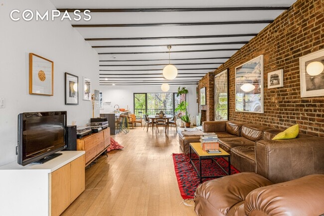 Building Photo - Charming 3 bedroom Duplex in Greenpoint. Must See