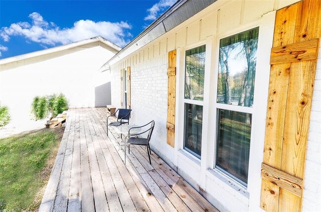 Building Photo - 405 Deerfoot Cir