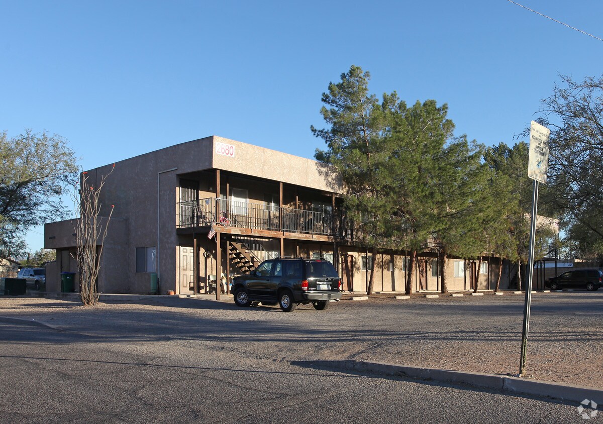 Building Photo - 2680 N Country Club Rd