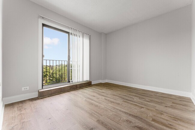 Foto del edificio - 4520 N Clarendon Ave