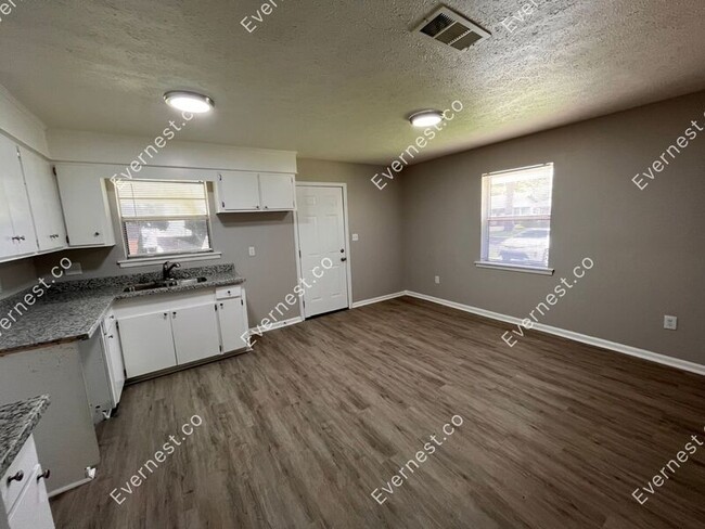 Building Photo - 6645 Lake Glen Dr