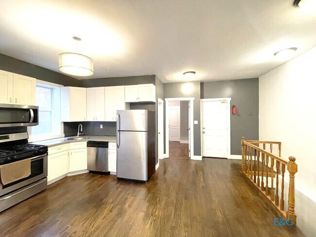 Building Photo - Renovated 3 Bedrooms 1.5 Bath  Duplex with...
