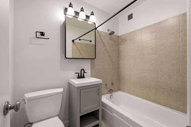 Building Photo - Dupont Circle Studio Apartment W/Roof Top & Front Desk Available Now!