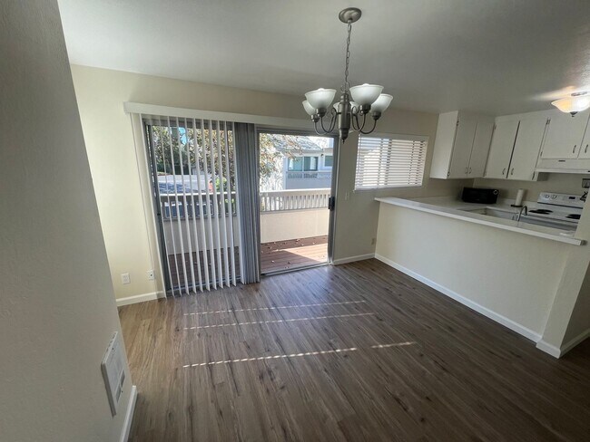 Building Photo - Beautiful 2 bed 1.5 bath end unit Condo in...