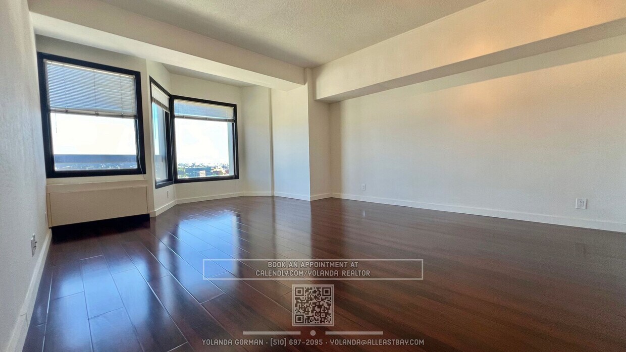 Foto principal - Stunning Large 1 Bedroom Exquisite Wood Fl...