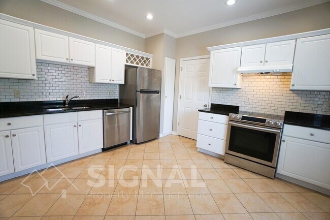 Building Photo - 2825 7 Oaks Cir