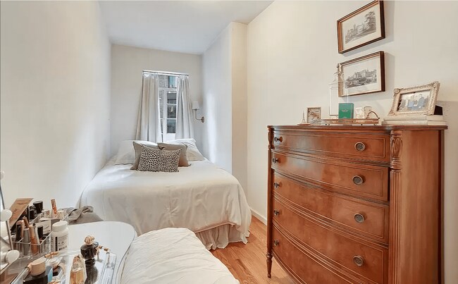 Building Photo - 49 W 68th St