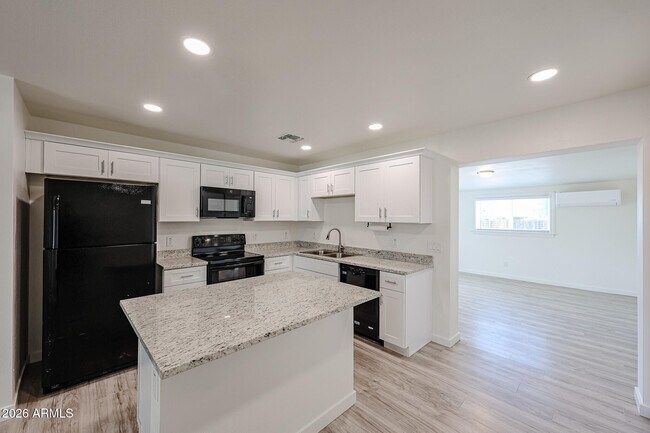 Foto del edificio - 7014 N 77th Ave