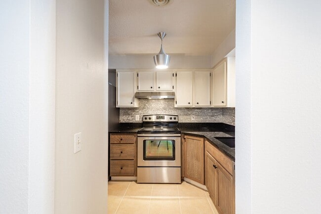 Building Photo - Newly Renovated 2 Bed 1.5 Bath Townhouse