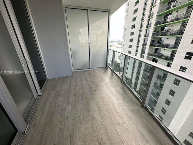 Foto del edificio - 488 NE 18th St