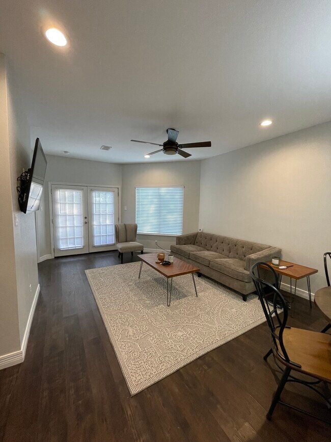Sala de estar - 5550 Spring Valley Rd
