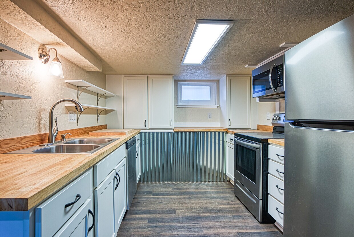 Primary Photo - 255 1st Ave En