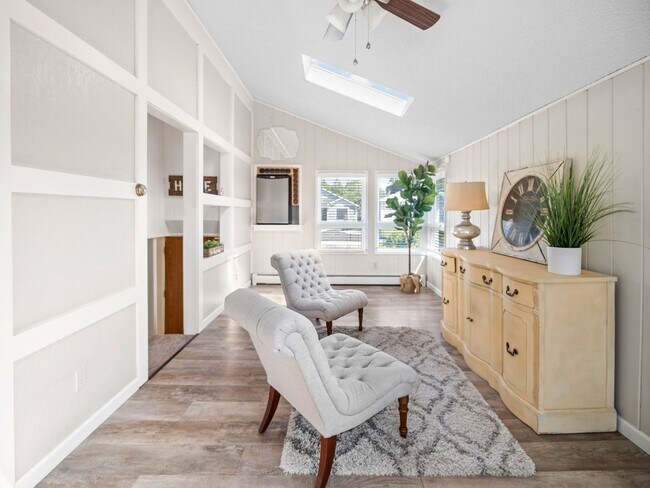 Foto del edificio - Spacious 2-Bedroom Home with Private Deck,...