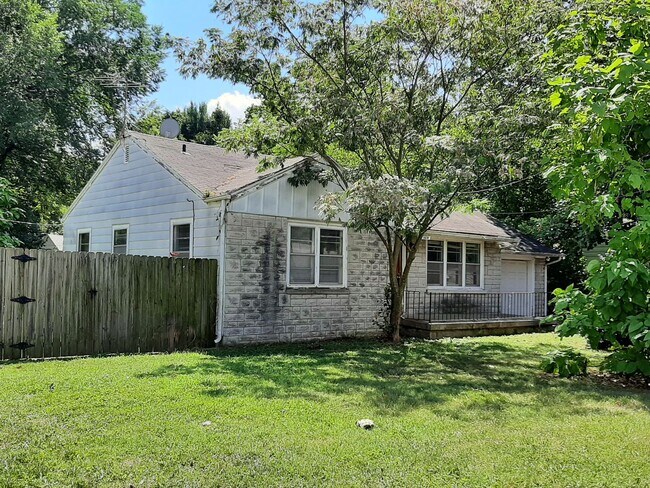Foto del edificio - Very cute 2 Bedroom home on a corner lot f...