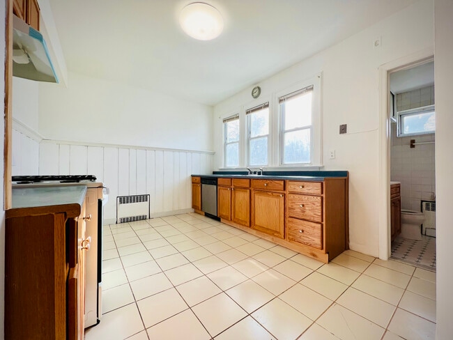 Plenty of sun - 34 E Harriet Ave