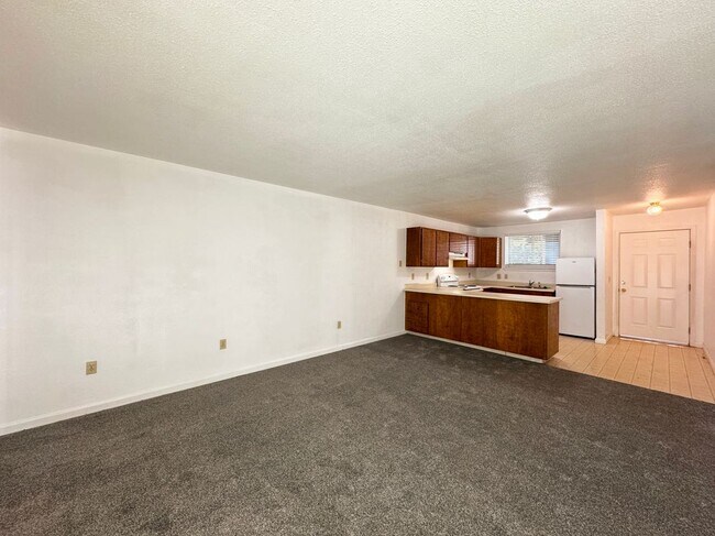 Building Photo - 2148 Primrose Dr