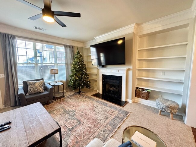 Building Photo - 2 Bedroom Townhouse Between Melrose and 12 South Neighborhoods