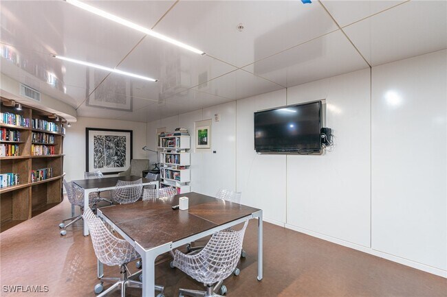 Foto del edificio - 3000 Oasis Grand Blvd