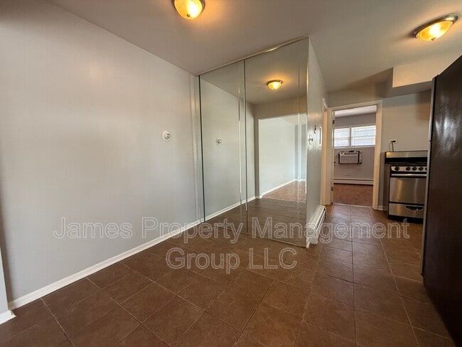 Building Photo - 39 King Arthur Ct
