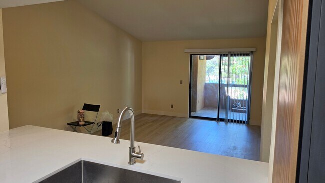 Foto del edificio - 1351 N Pleasant Dr