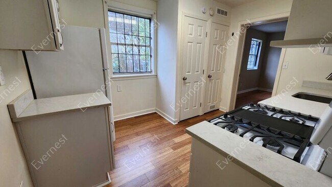 Foto del edificio - 2542 Loghaven Dr NW