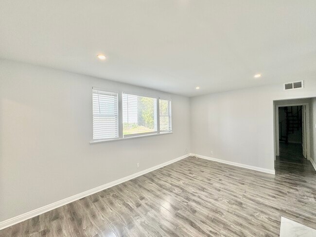 Building Photo - 425 N Oakhurst Dr