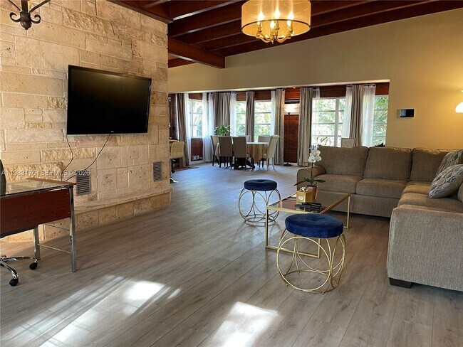 Foto del edificio - 14155 Old Cutler Rd