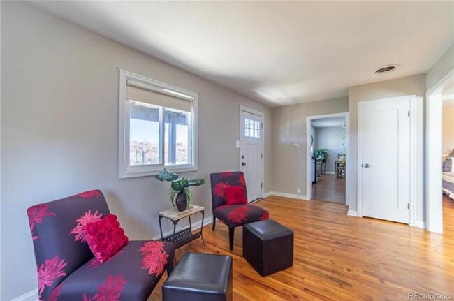 Building Photo - Nicely Remodeled 2 bedroom Bungalow.