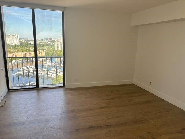 Foto del edificio - 19355 Turnberry Way