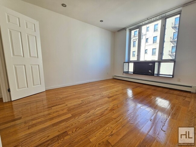 Foto del edificio - 82-20 Britton Ave