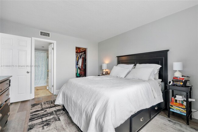 Building Photo - 116 Lake Emerald Dr