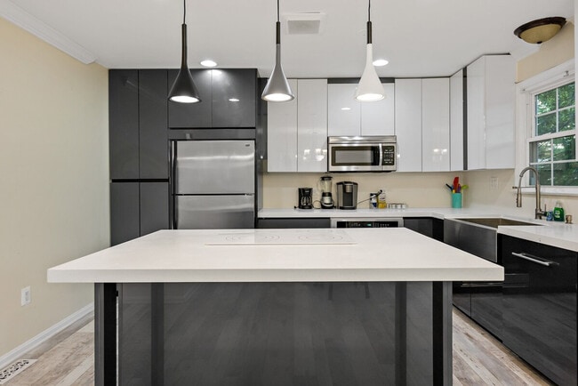 Building Photo - 321 Senate Ct