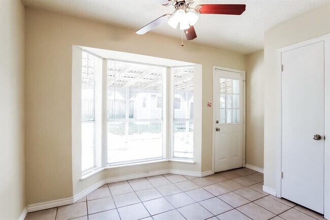 Building Photo - 5903 Country Pl