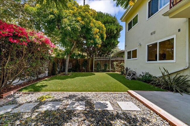 Building Photo - Large Private Backyard! Minutes from Abbot...