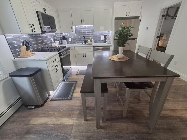 Building Photo - 23 Handy St