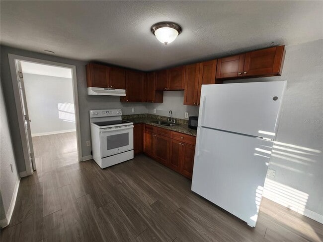 Building Photo - 4611 N Hubert Ave